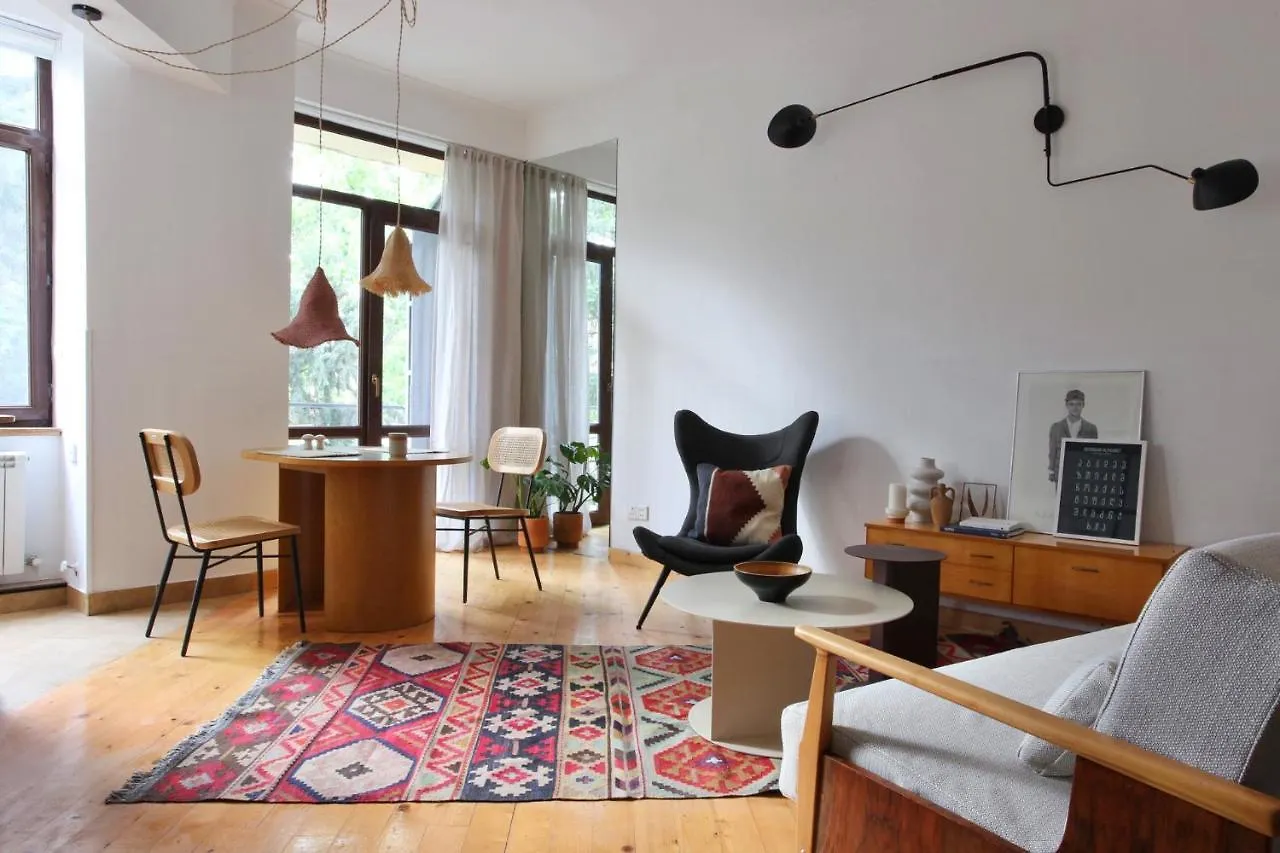 Peaceful Bohemian Apartment - Best Location Tbilisi 0*,  Gruzie